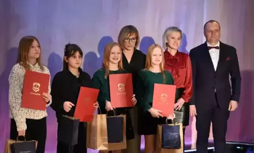 Uczennice wyróżnione w kategorii Sportowa nadzieja poodczas Staszowskiej Gali Sportu 2024