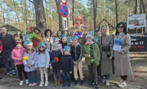 Uczniowie, rodzice i nauczyciele na Golejowie - zdjęcie grupowe
