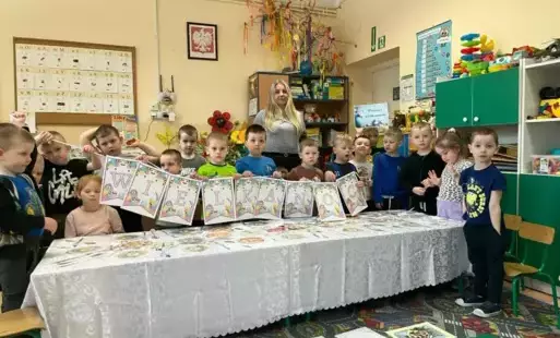 Zdjęcie grupowe z zajęć o tradycjach i zwyczajach wielkanocnych w przedszkolu