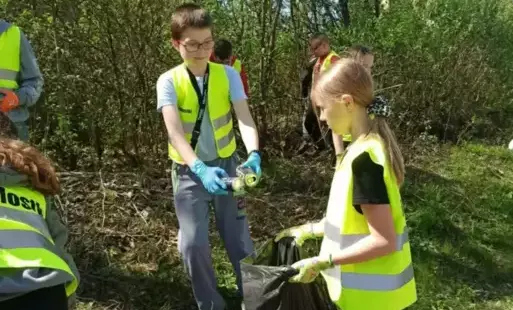 Klasa 5 podczas akcji sprzątania