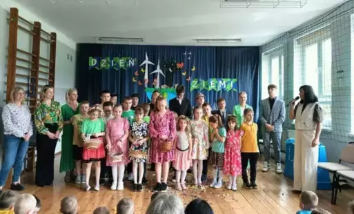 Podziękowania Pani Dyrektor dla artystów i nauczycieli za przygotowanie przedstawienia z okazji Dnia Ziemi