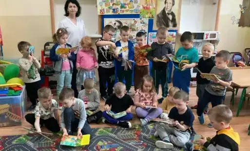 Dzień Książki w grupie Słoneczka - zdjęcie grupowe