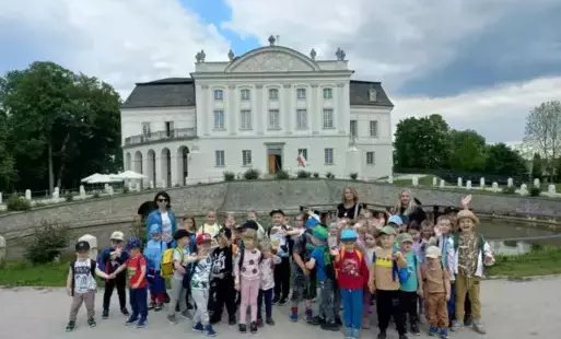 Zdjęcie grupowe dzieci z grup „Słoneczka” i „Motylki” przed Pałacem w Kurozwękach.