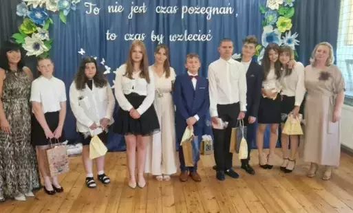 Pamiątkowe zdjęcie absolwentów z Panią Dyrektor i Wychowawcami.