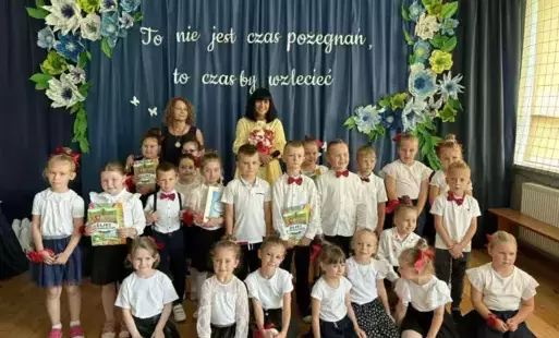Motylki z Panią Wychowawczynią i Panią  - zdjęcie grupowe podczas zakończenia roku szkolnego w przedszkolu 
