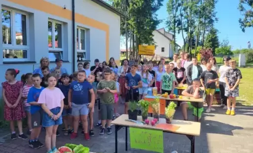 Piknik sensoryczny - zdjęcie uczestników przed szkołą