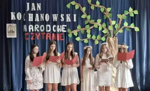 Uczennice kl.8 przeczytały fragmenty Pieśni świętojańskiej o sobótce