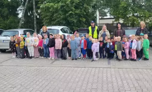 Spotkanie przedszkolaków z policjantem - zdjęcie grupowe