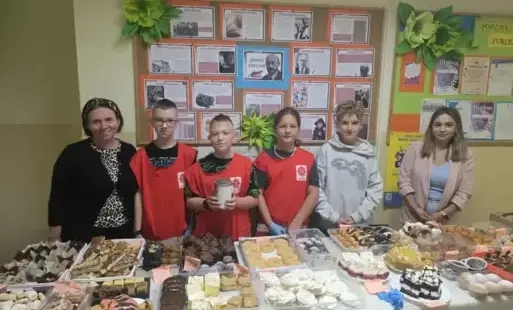 Zgrany zespół - wolontariusze wraz z opiekunkami