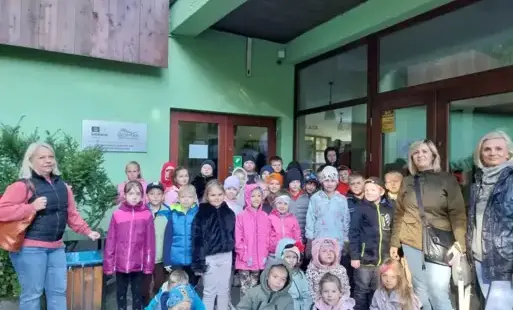 Uczniowie i nauczycielki przed Jaskinią Raj - zdjęcie grupowe