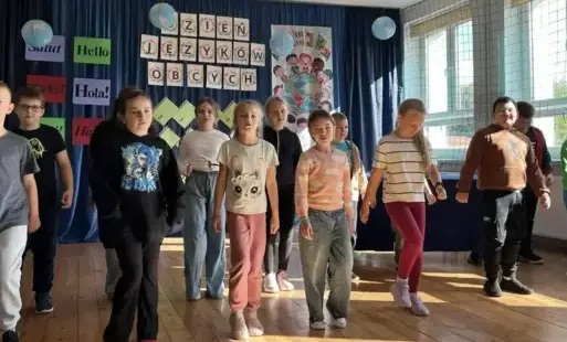 Dzieci z klasy III wykonują piosenkę podczas Dnia Języków Obcych