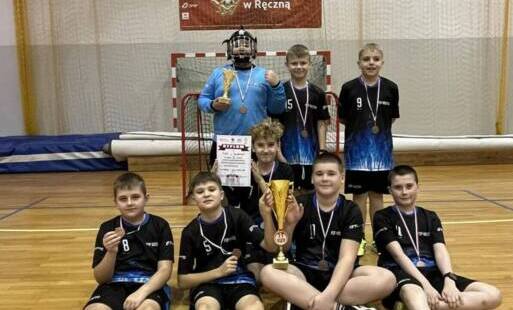 Chłopcy z pucharami i medalami podczas Finałów Wojewódzkich Igrzysk Dzieci w Unihokeju
