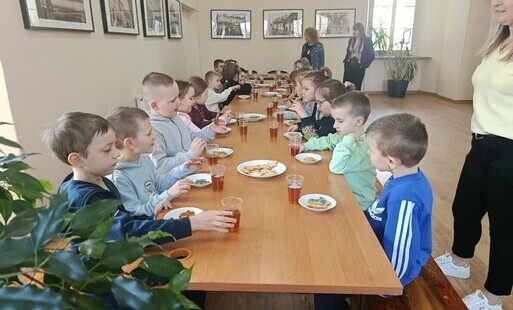Degustacja ciasteczek podczas warsztatów w Pałacu Kołłatajów