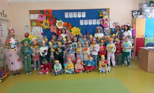 Wspólne zdjęcie przedszkolaków przed wyjściem - powitanie wiosny 