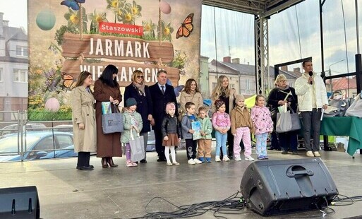 Słoneczka odbierają wyróżnienie za pisankę.