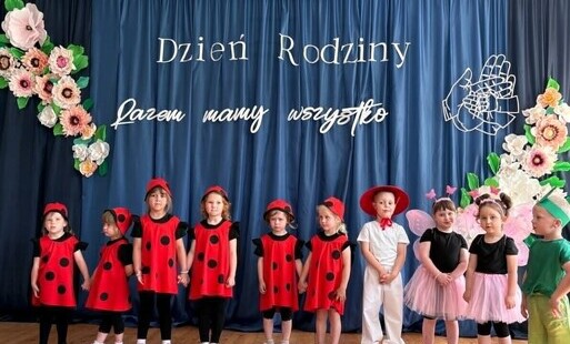 Dzieci z grupy Słoneczka śpiewają piosenkę