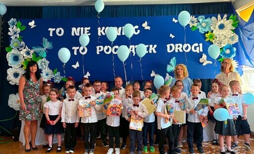 Grupa Motylki - zdjęcie grupowe z Panią Dyrektor.