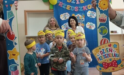 Grupa Słoneczka w pamiątkowej ramce z okazji Dnia Przedszkolaka