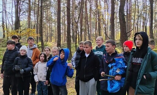 Wyjście harcerzy i pozostałych uczestników survivalu do lasu