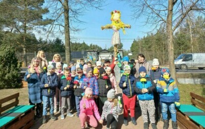 Uczniowie klas I-III wyruszają na spacer