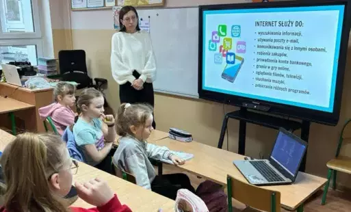 Uczniowie podczas lekcji z Panią Eweliną Raczyńską z Biblioteki Pedagogicznej w Staszowie