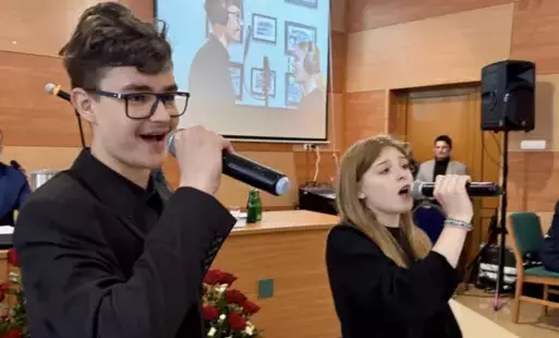 Roksana i Jaromir śpiewają piosenkę "Staszów - moje miasto"