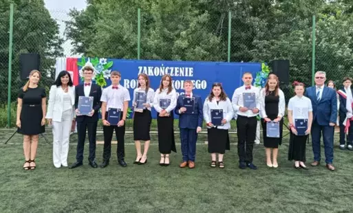 Wspólne zdjęcie absolwentów z Panem Radnym, Panią Dyrektor i Panią Wychowawczynią