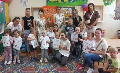 Wspólne zdjęcie dzieci, rodziców i nauczycieli podczas dni adaptacyjnych