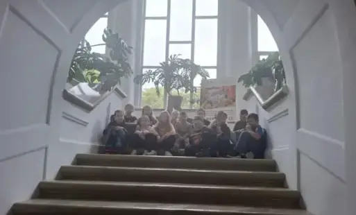 Uczniowie w Pałacu w Wiśniowej - zdjecie grupowe na schodach 