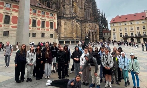 Zdjęcie grupowe uczniów w Pradze 