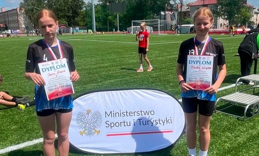 Daria i Klaudia z medalami i dyplomami