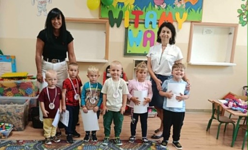 Wspólne zdjęcie dzieci z Panią Dyrektor i wychowawczynią podczas dni adaptacyjnych