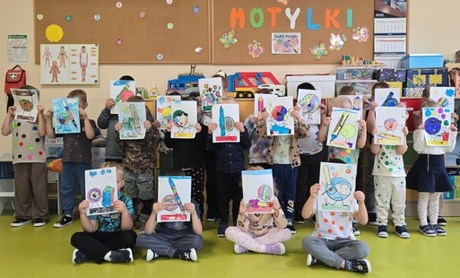 Prezentacja kropek ozdabianych przez dzieci wg własnego pomysłu